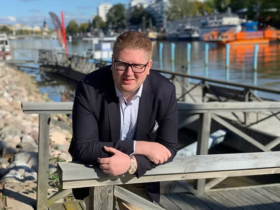 Tuomas Haanpää Turun satamassa merellisessä maisemassa